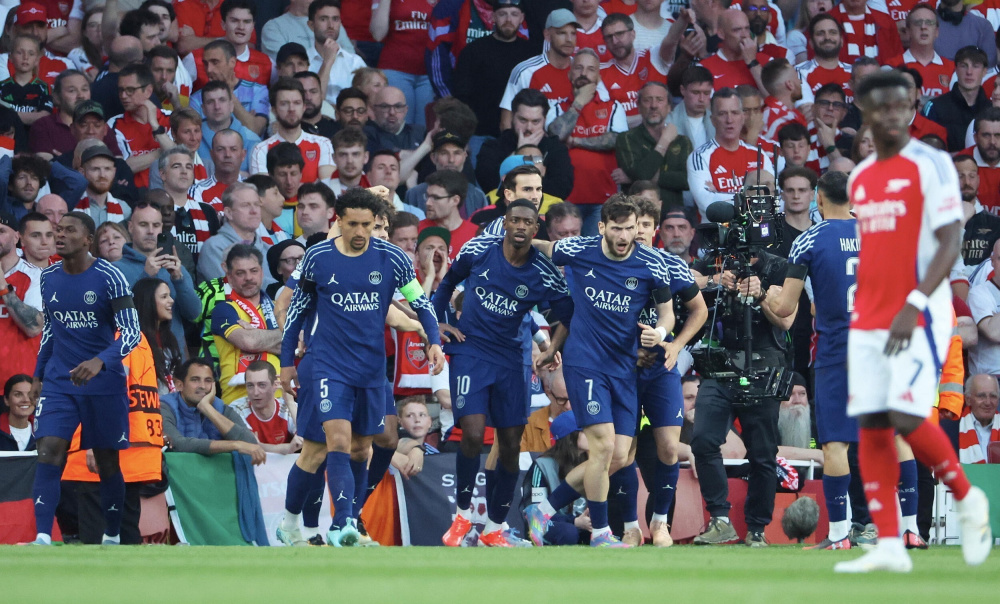 杨瀚森带女友赴美引发争议，好友崔永熙称其应专注篮球，网友支持其在球场表现。（杨瀚森携女友赴美引热议，崔永熙建议他专注篮球，网友力挺其赛场表现）