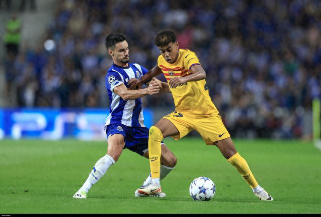 球星突破防线送出关键助攻