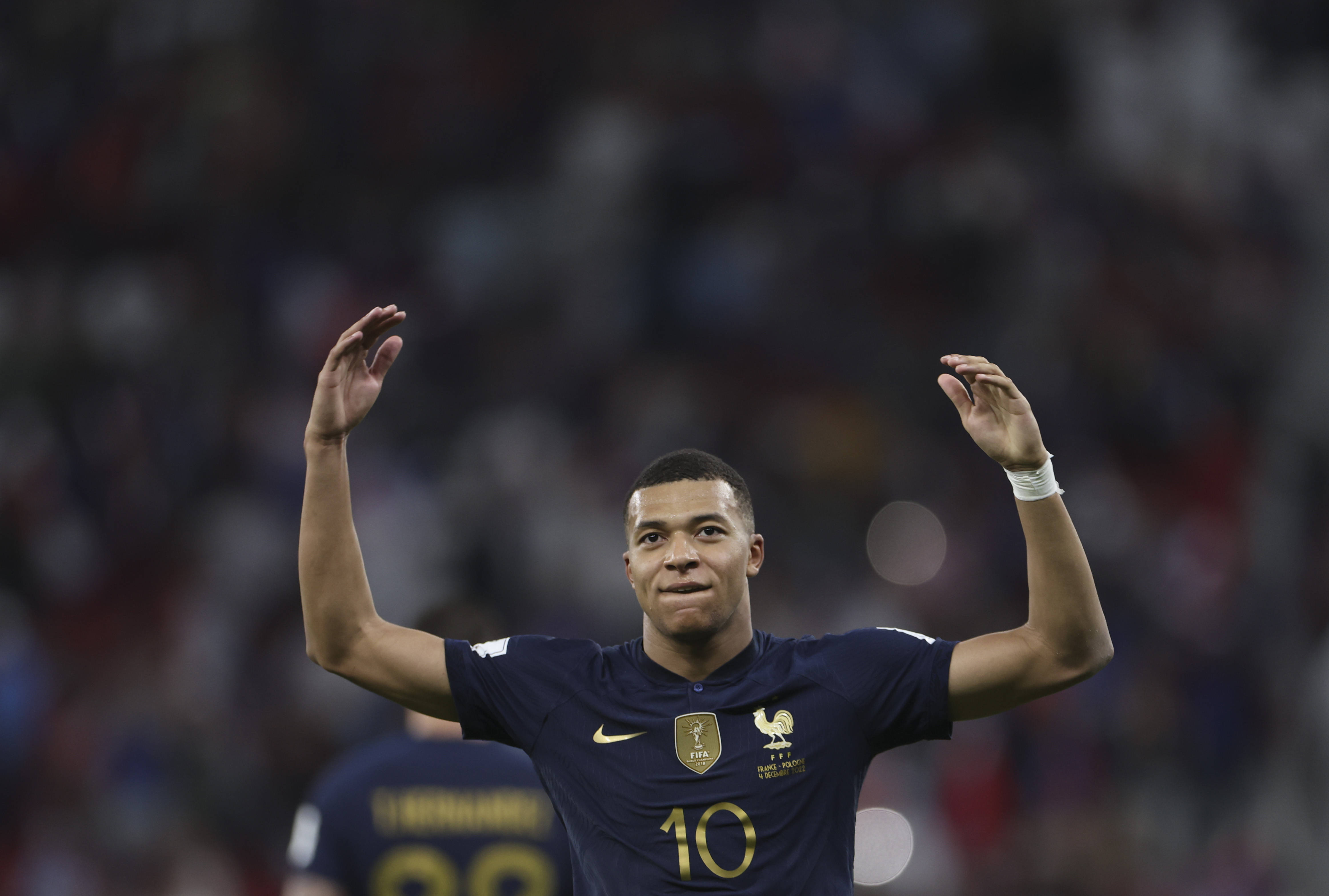 足球报：张外龙这几年一直关注铜梁龙，冲超后他独坐良久